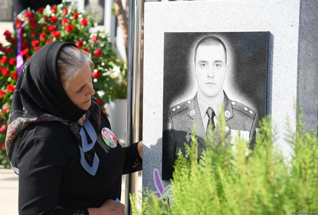 Azerbaijani people pay tribute to Second Karabakh War martyrs (PHOTO)