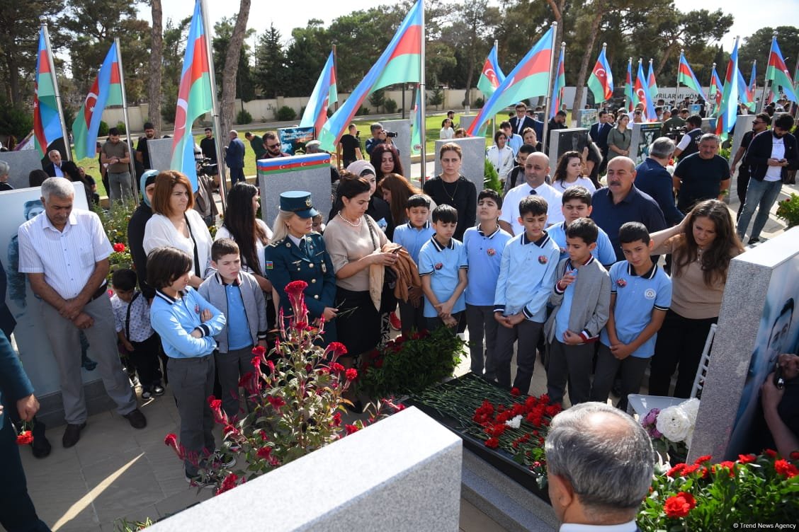 Azerbaijani people pay tribute to Second Karabakh War martyrs (PHOTO)