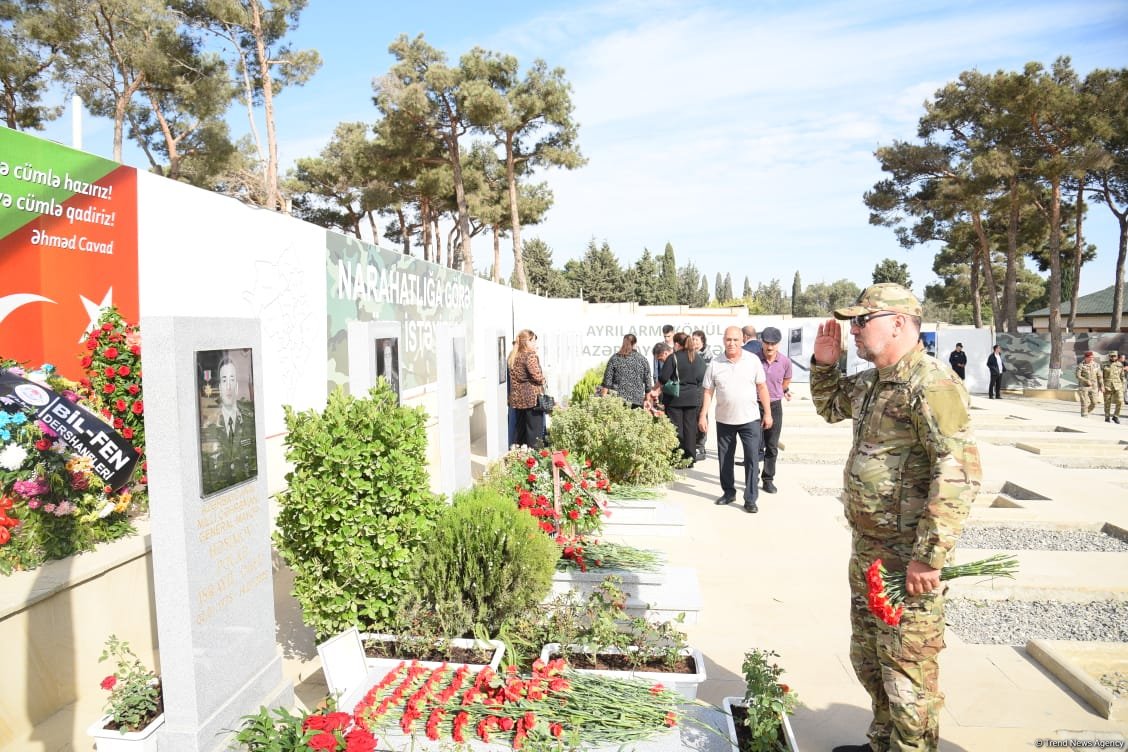 Azerbaijani people pay tribute to Second Karabakh War martyrs (PHOTO)