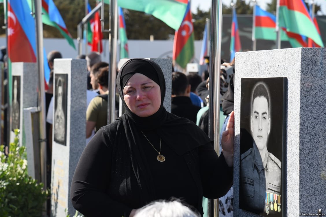 Azerbaijani people pay tribute to Second Karabakh War martyrs (PHOTO)