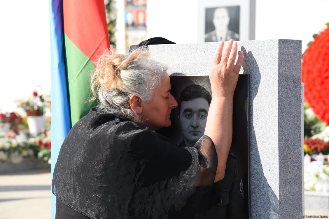 Azerbaijani people pay tribute to Second Karabakh War martyrs (PHOTO)