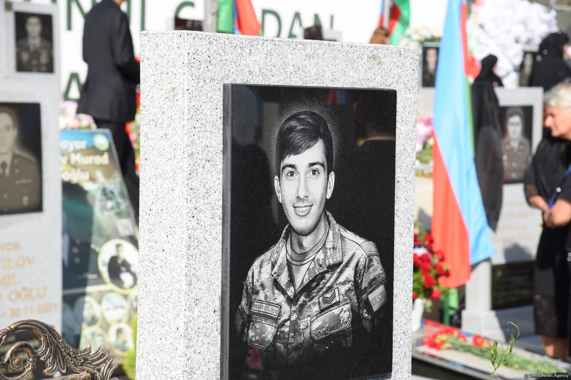 Azerbaijani people pay tribute to Second Karabakh War martyrs (PHOTO)