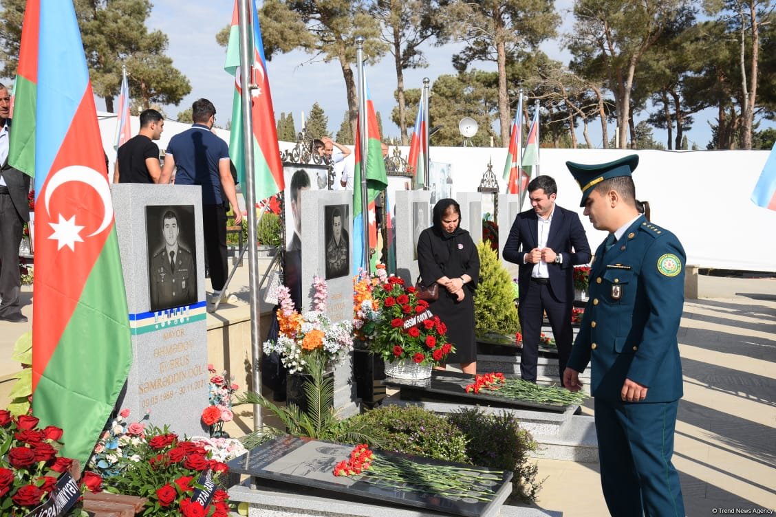 Azerbaijani people pay tribute to Second Karabakh War martyrs (PHOTO)