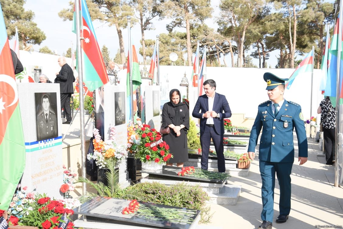 Azerbaijani people pay tribute to Second Karabakh War martyrs (PHOTO)