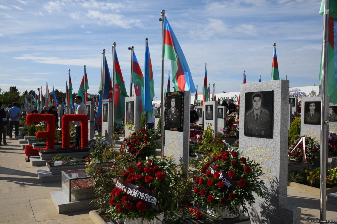 Azerbaijani people pay tribute to Second Karabakh War martyrs (PHOTO)