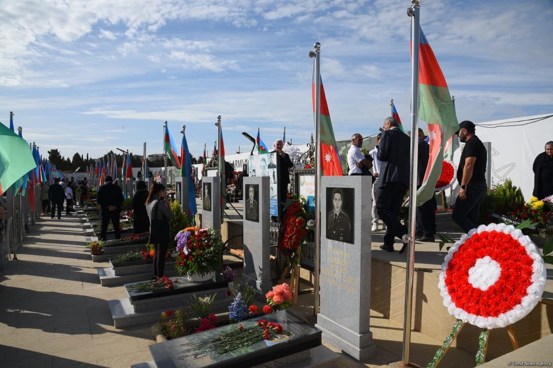 Azerbaijani people pay tribute to Second Karabakh War martyrs (PHOTO)