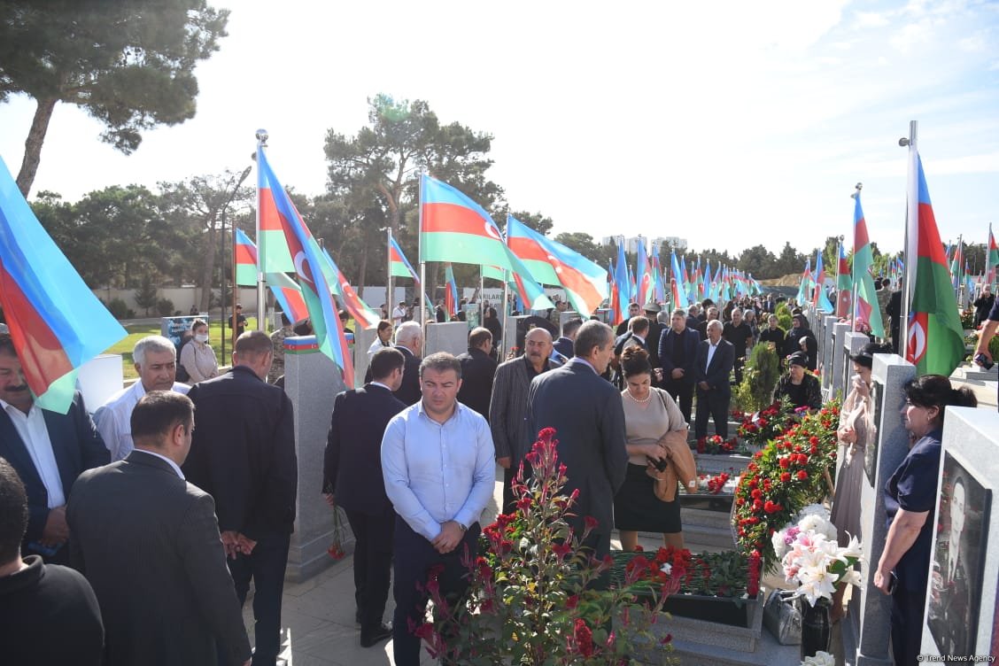 Azerbaijani people pay tribute to Second Karabakh War martyrs (PHOTO)