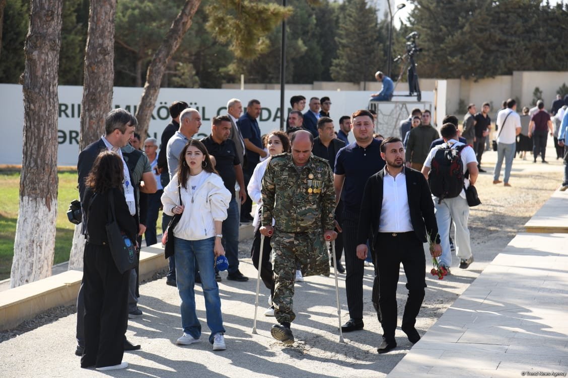 Azerbaijani people pay tribute to Second Karabakh War martyrs (PHOTO)