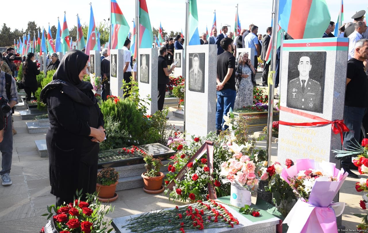 Azerbaijani people pay tribute to Second Karabakh War martyrs (PHOTO)