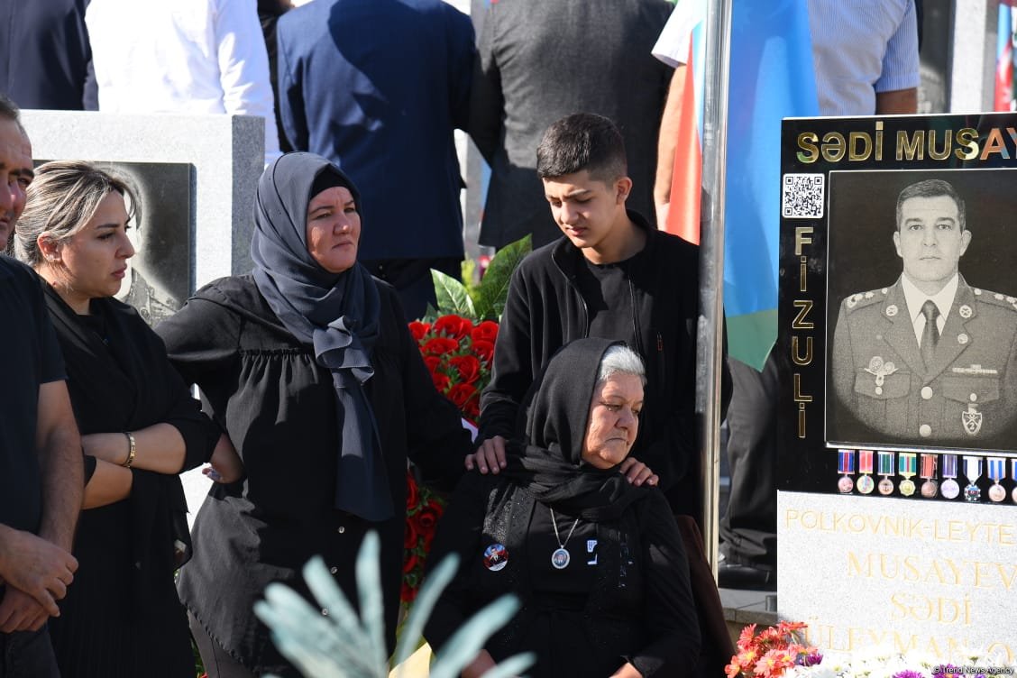 Azerbaijani people pay tribute to Second Karabakh War martyrs (PHOTO)