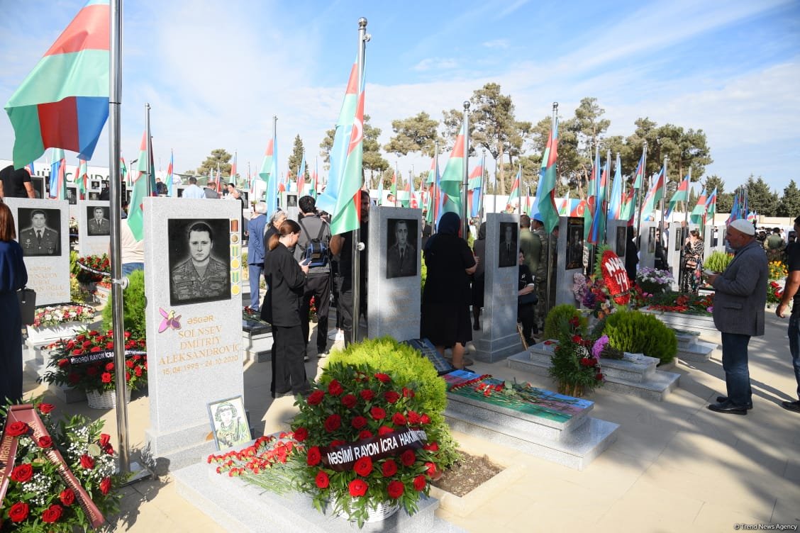 Azerbaijani people pay tribute to Second Karabakh War martyrs (PHOTO)