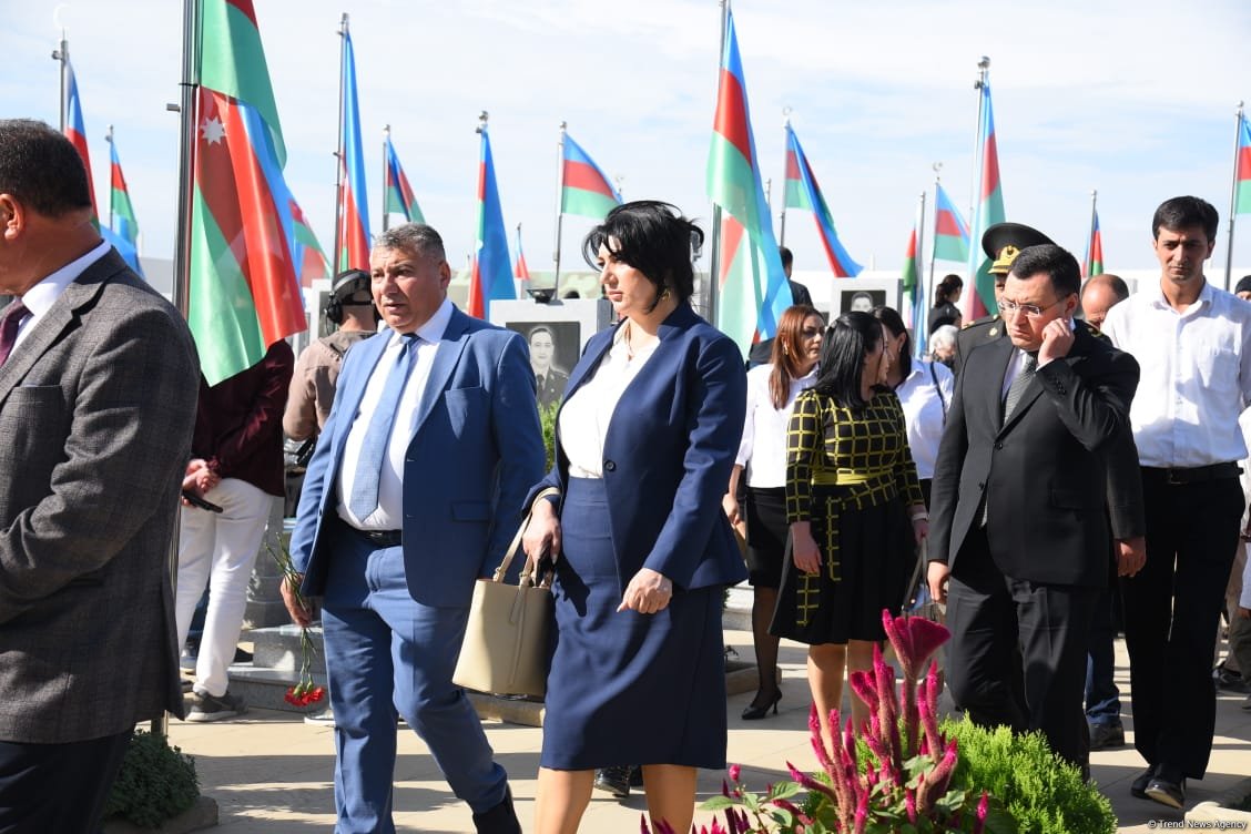 Azerbaijani people pay tribute to Second Karabakh War martyrs (PHOTO)