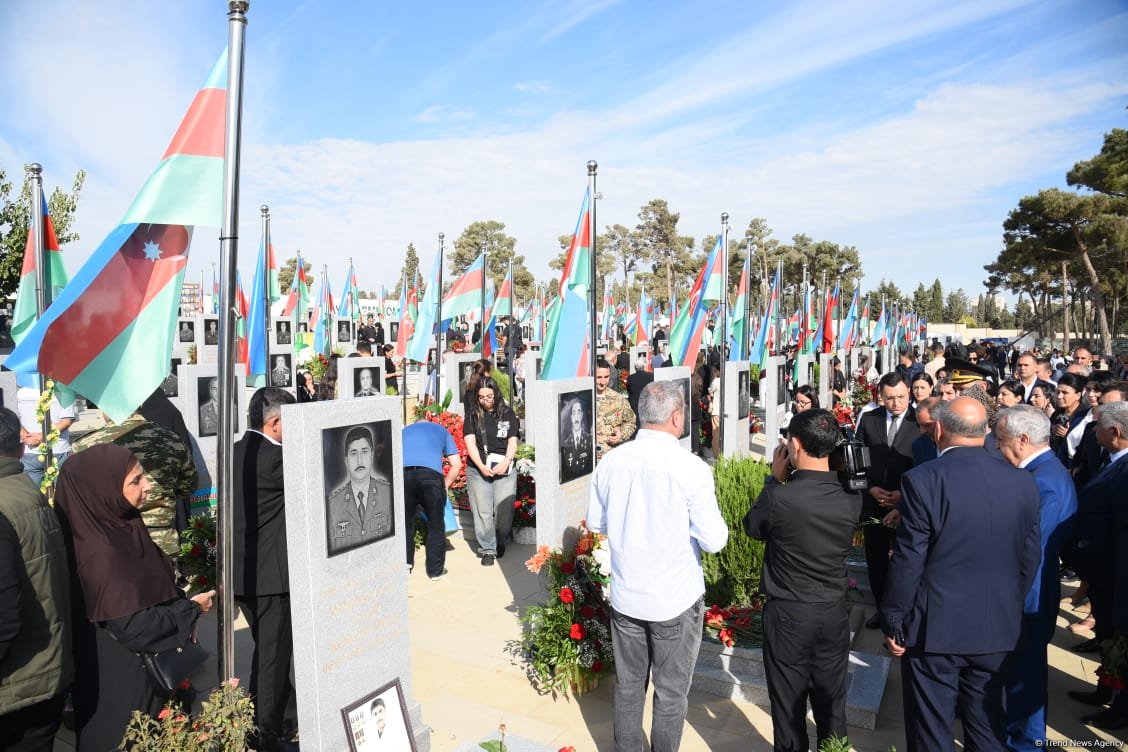 Azerbaijani people pay tribute to Second Karabakh War martyrs (PHOTO)