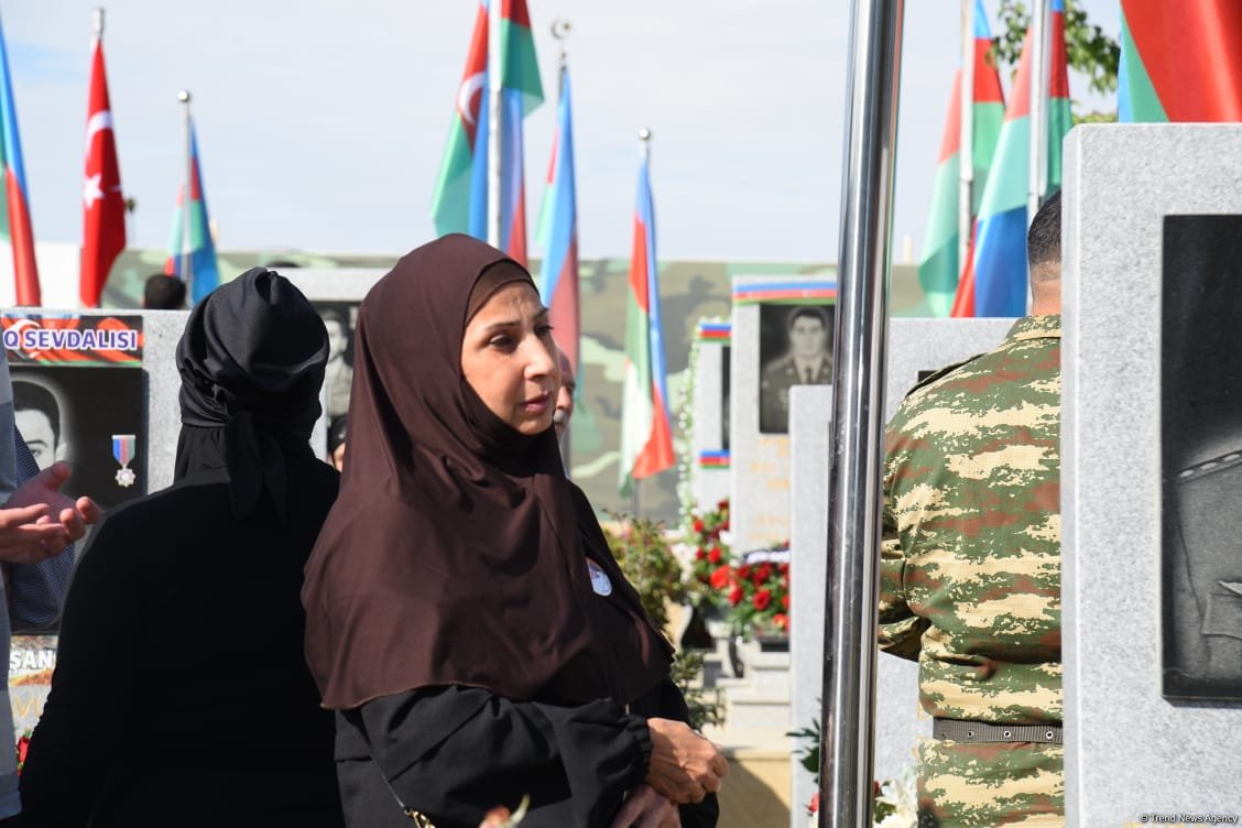 Azerbaijani people pay tribute to Second Karabakh War martyrs (PHOTO)