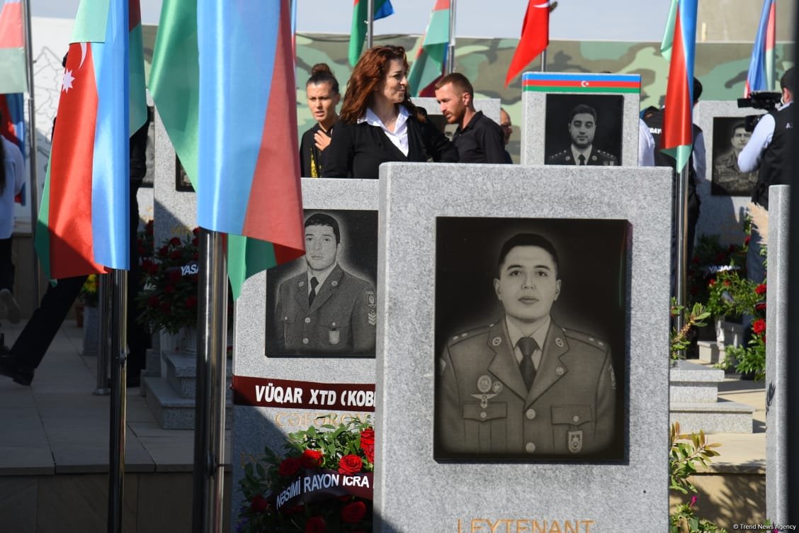 Azerbaijani people pay tribute to Second Karabakh War martyrs (PHOTO)