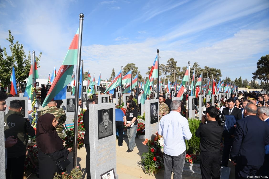 Azerbaijani people pay tribute to Second Karabakh War martyrs (PHOTO)
