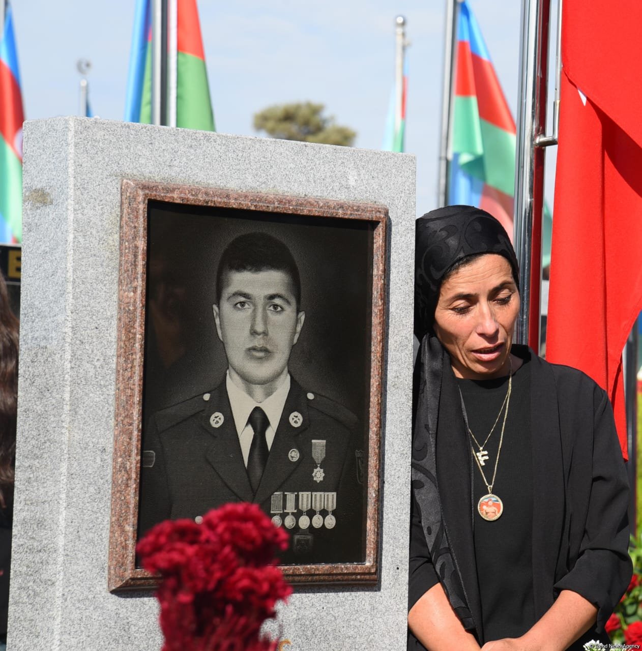 Azerbaijani people pay tribute to Second Karabakh War martyrs (PHOTO)
