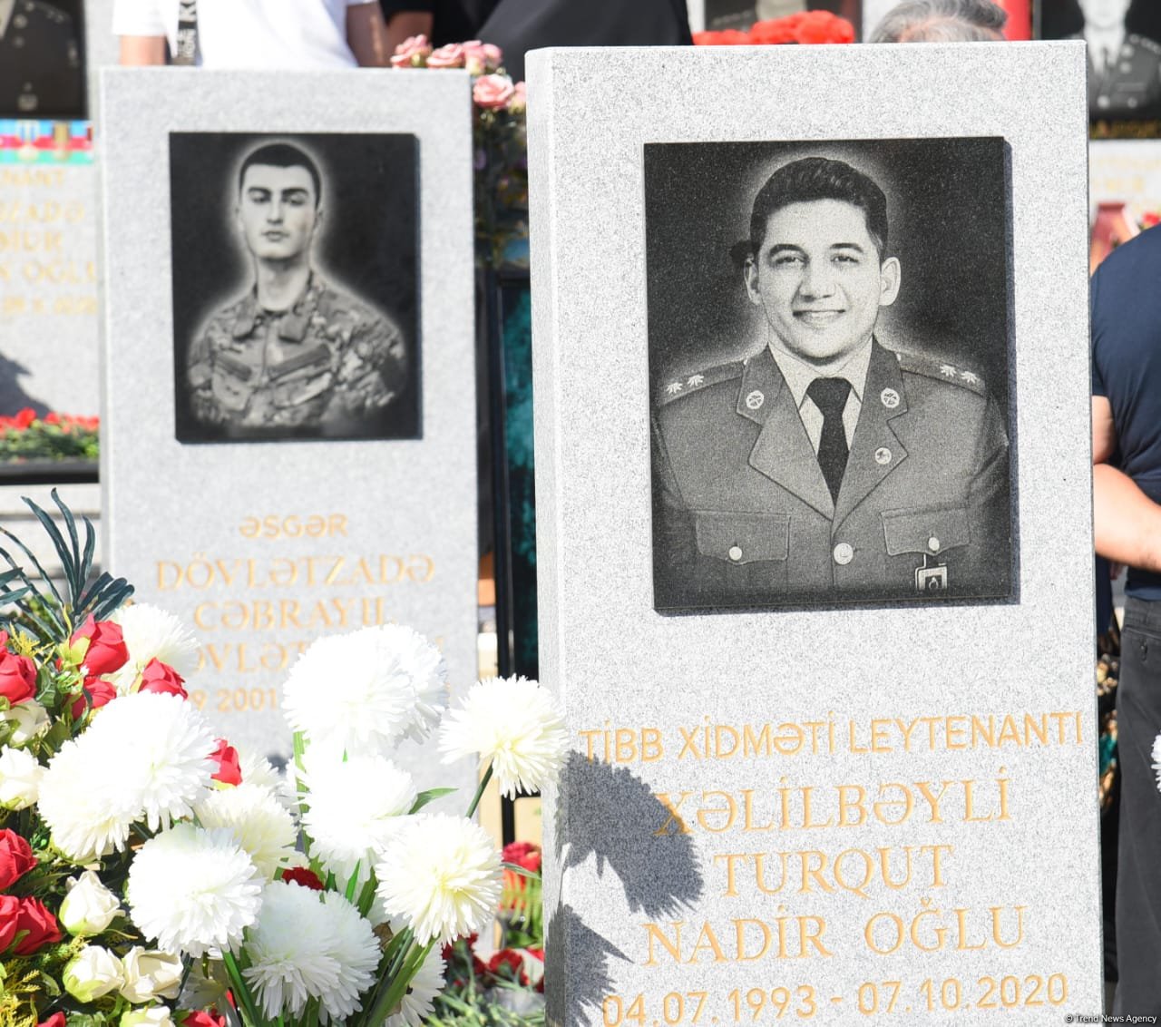 Azerbaijani people pay tribute to Second Karabakh War martyrs (PHOTO)