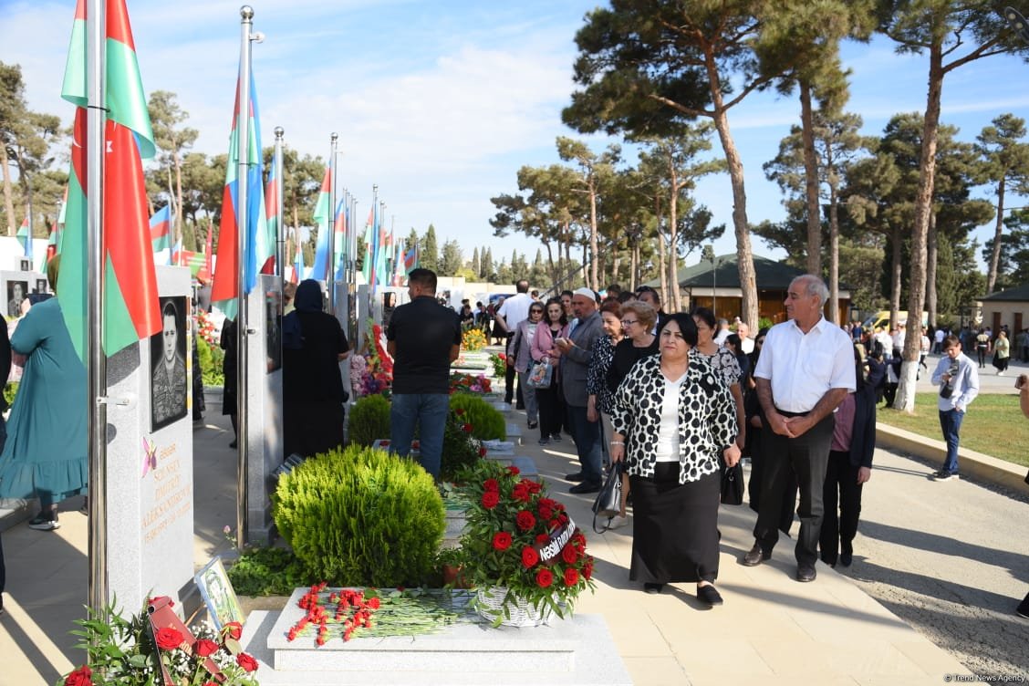 Azerbaijani people pay tribute to Second Karabakh War martyrs (PHOTO)