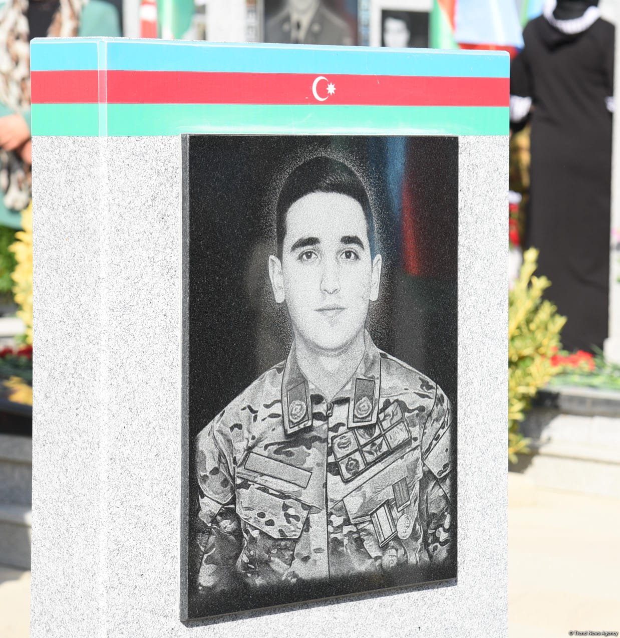 Azerbaijani people pay tribute to Second Karabakh War martyrs (PHOTO)