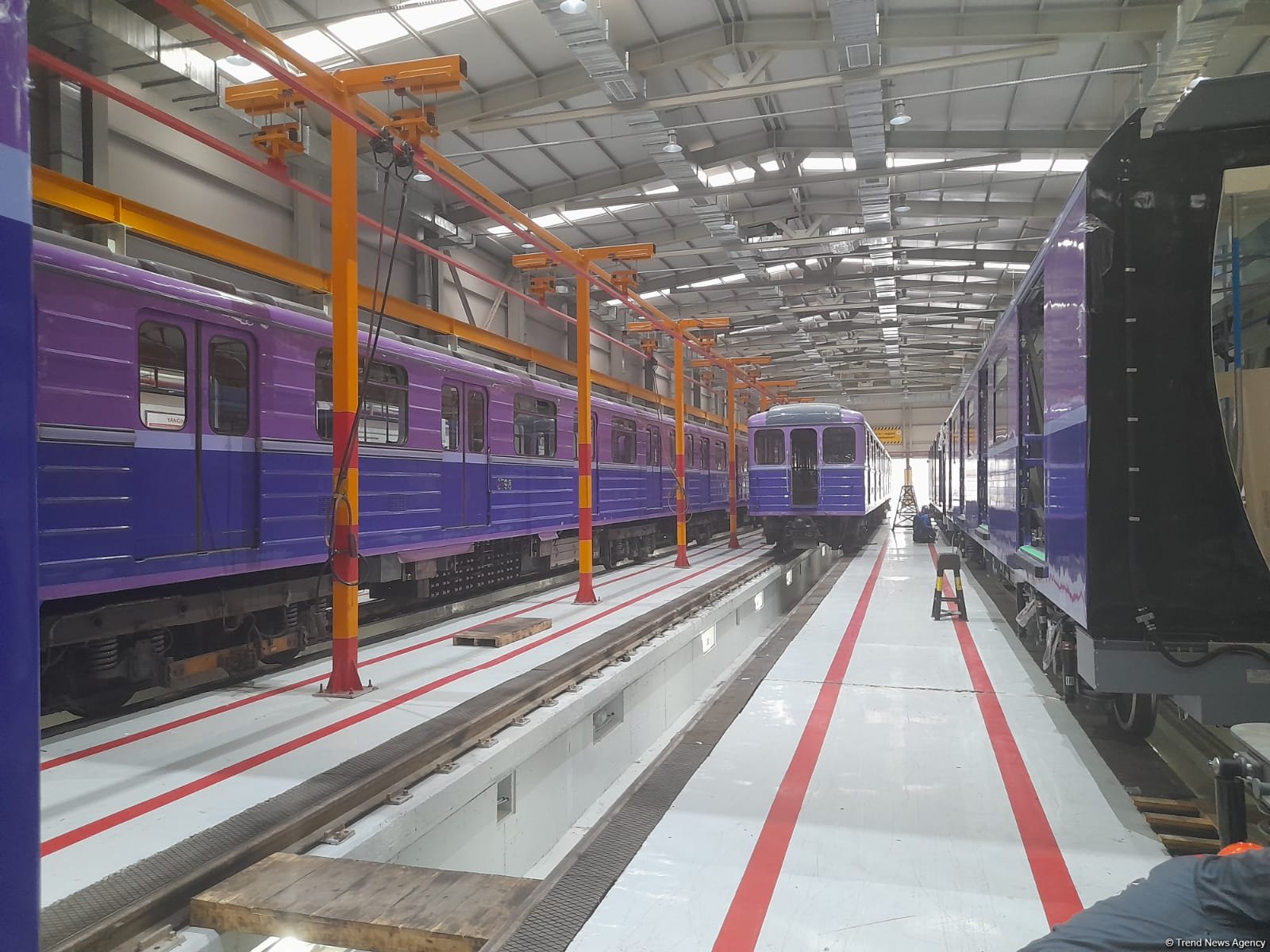 Azerbaijani media reps get first look at Baku's new metro trains (PHOTO)
