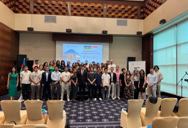 Azerbaijani community in Singapore meets with State Committee chairman (PHOTO)