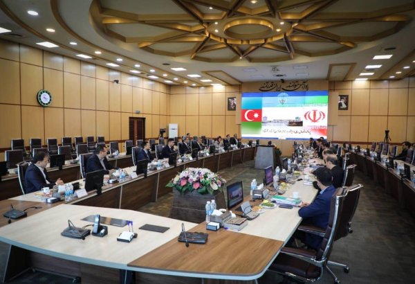 Azerbaijan's railroads chief holds discussions with Iranian counterpart (PHOTO)