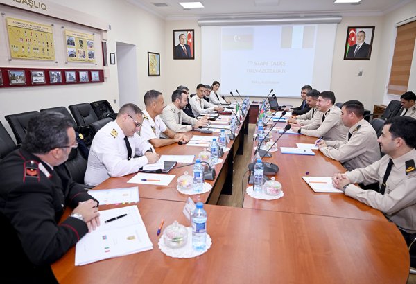 Azerbaijani army high-ranks engage in talks with their Italian opposite numbers