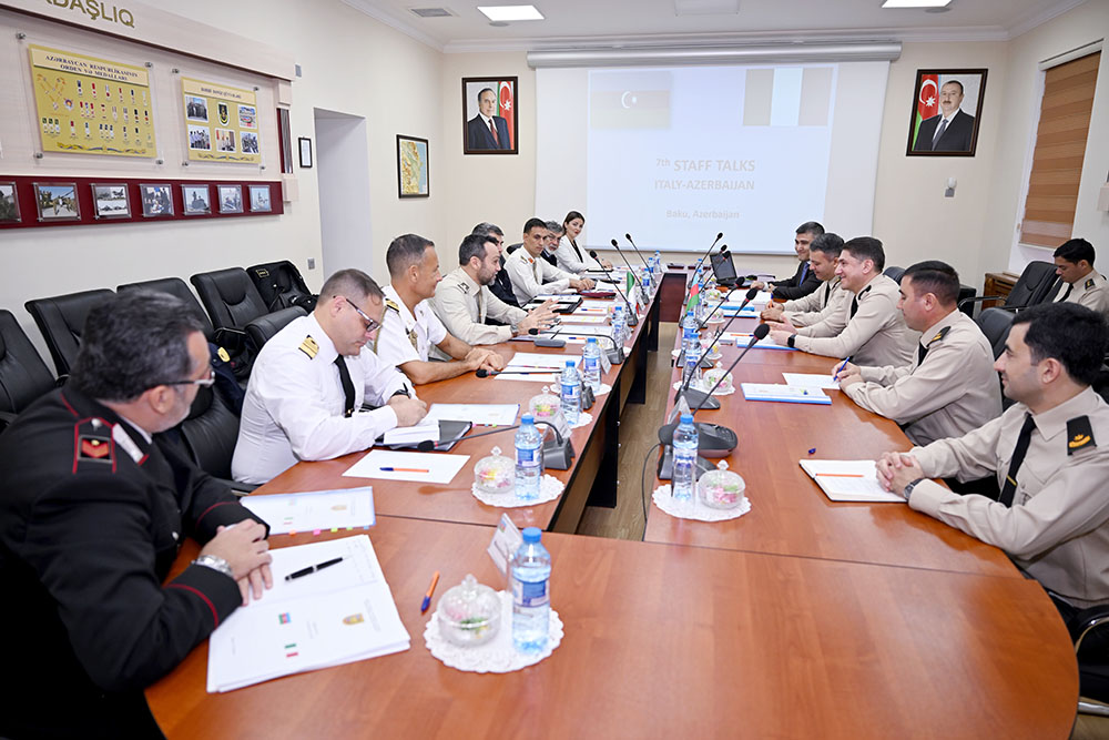 Azerbaijani army high-ranks engage in talks with their Italian opposite numbers