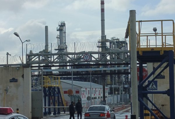 Fire breaks out at oil refinery in Azerbaijan's Baku (VIDEO)