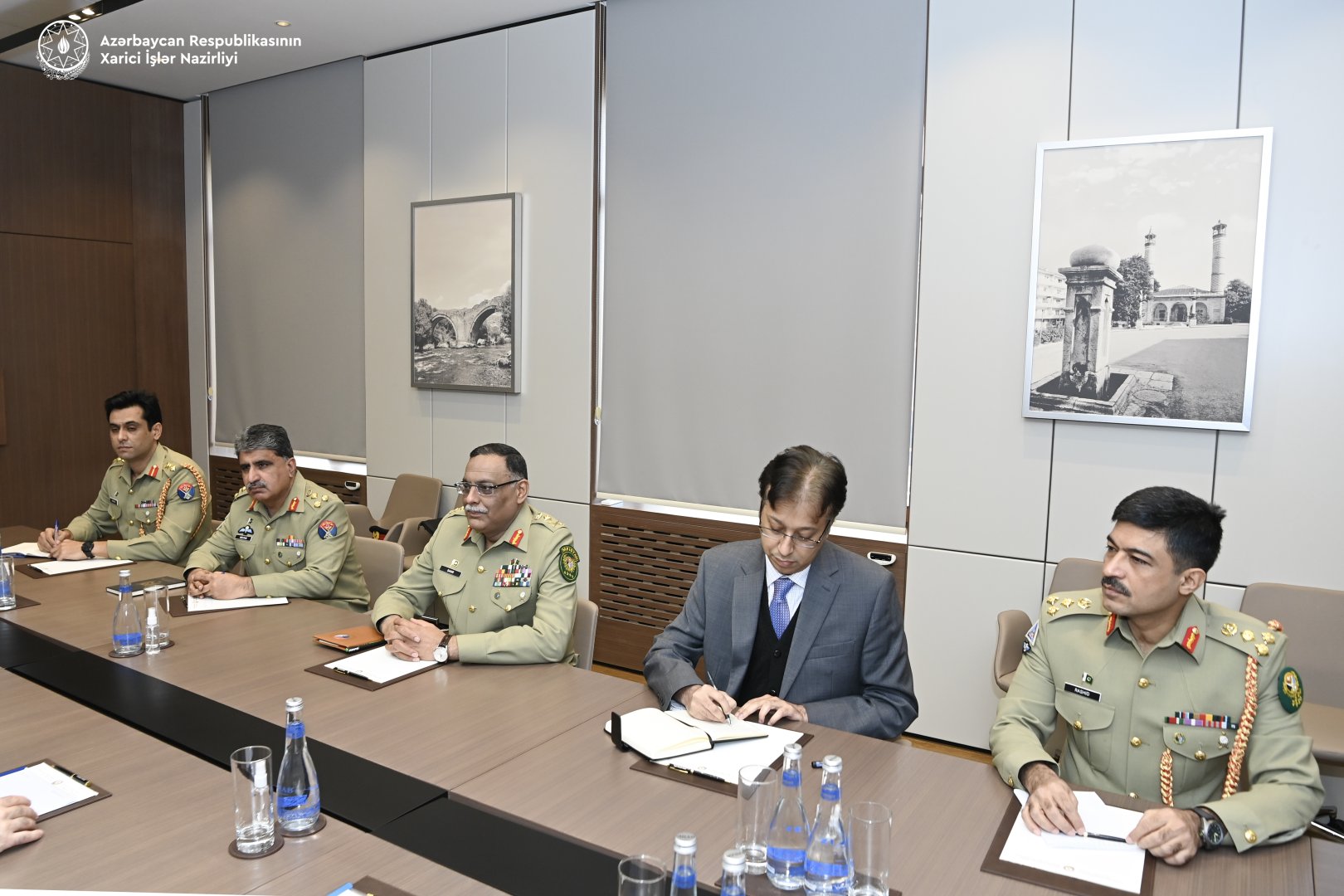 Azerbaijani FM discusses regional cooperation with Pakistan's Chief of Army Staff (PHOTO)