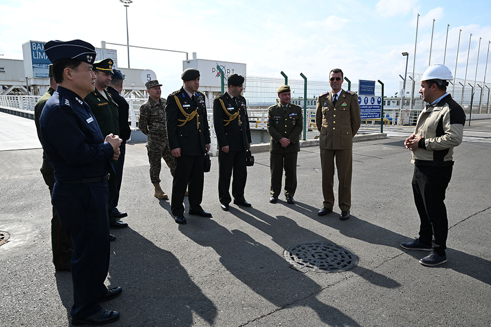 Military attachés visit Baku International Sea Trade Port in Azerbaijan (PHOTO)