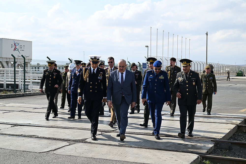 Military attachés visit Baku International Sea Trade Port in Azerbaijan (PHOTO)