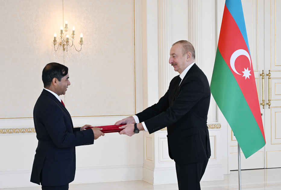 President Ilham Aliyev receives credentials of incoming ambassador of Bangladesh to Azerbaijan (PHOTO/VIDEO)