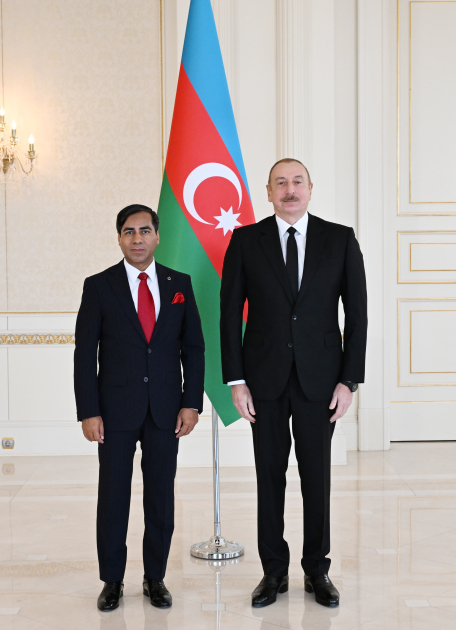 President Ilham Aliyev receives credentials of incoming ambassador of Bangladesh to Azerbaijan (PHOTO/VIDEO)