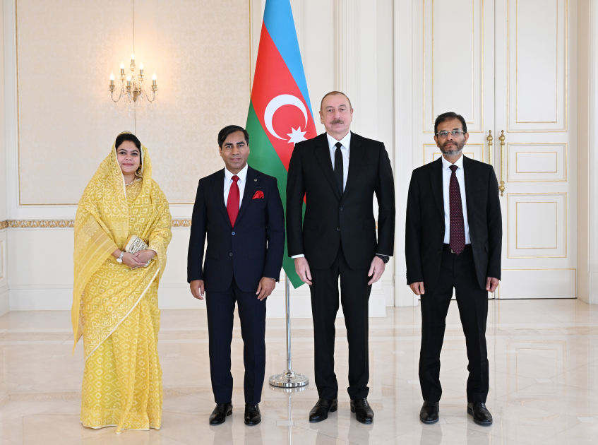 President Ilham Aliyev receives credentials of incoming ambassador of Bangladesh to Azerbaijan (PHOTO/VIDEO)