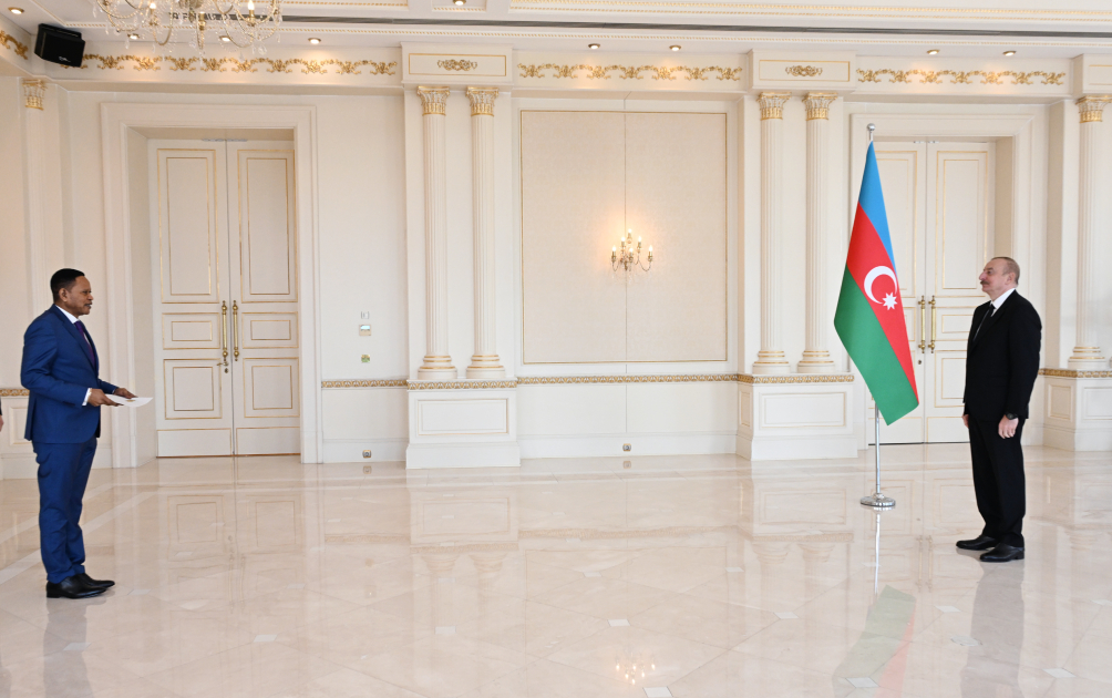 President Ilham Aliyev receives credentials of incoming ambassador of Democratic Republic of Congo to Azerbaijan
 (PHOTO/VIDEO)