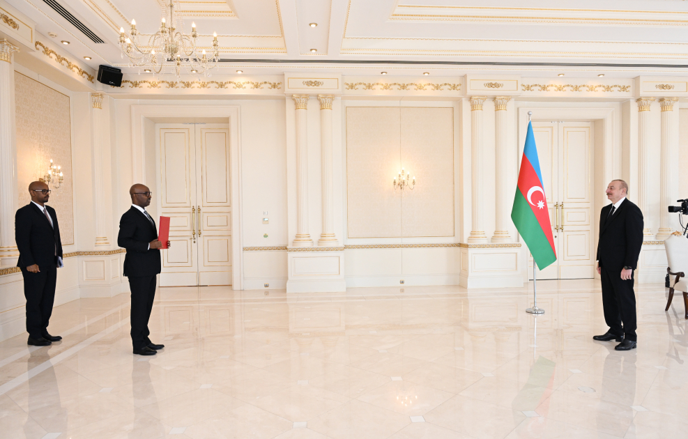 President Ilham Aliyev accepts credentials of incoming ambassador of Rwanda to Azerbaijan (PHOTO/VIDEO)