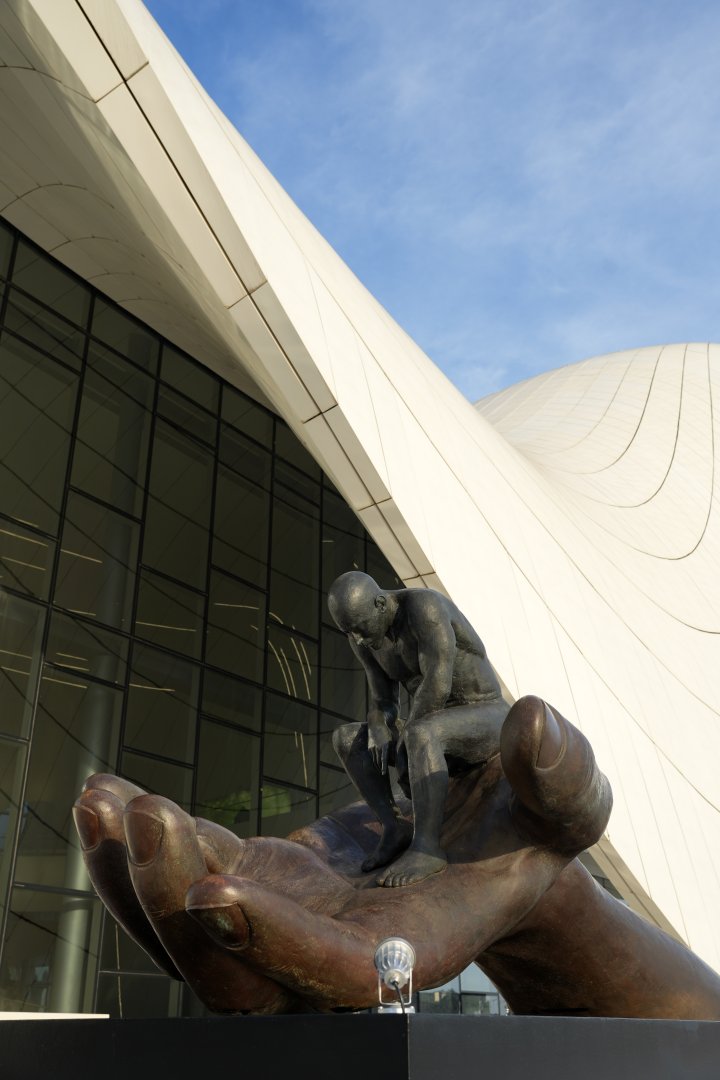 Heydar Aliyev Center hosts Lorenzo Quinn's 'Equilibrium in Nature' exhibition (PHOTO)