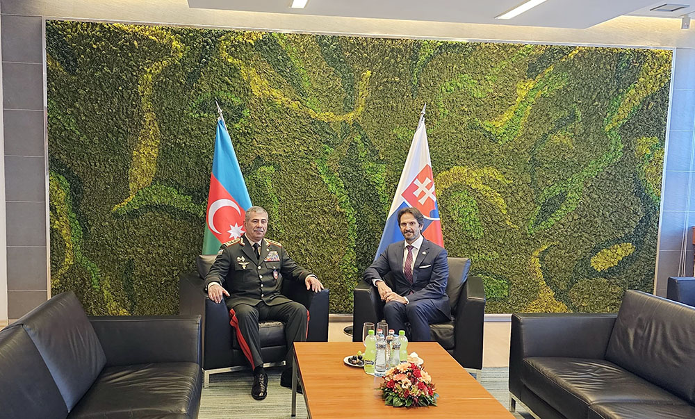 Azerbaijan's defense minister pays official visit to Slovakia (PHOTO)