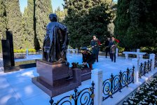 Azerbaijan's MoD visits graves of National Leader, Martyrs ahead of Victory Day (PHOTO)