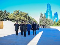Azerbaijan's MoD visits graves of National Leader, Martyrs ahead of Victory Day (PHOTO)