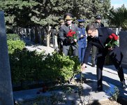 Azerbaijan's MoD visits graves of National Leader, Martyrs ahead of Victory Day (PHOTO)