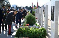 Azerbaijan's MoD visits graves of National Leader, Martyrs ahead of Victory Day (PHOTO)