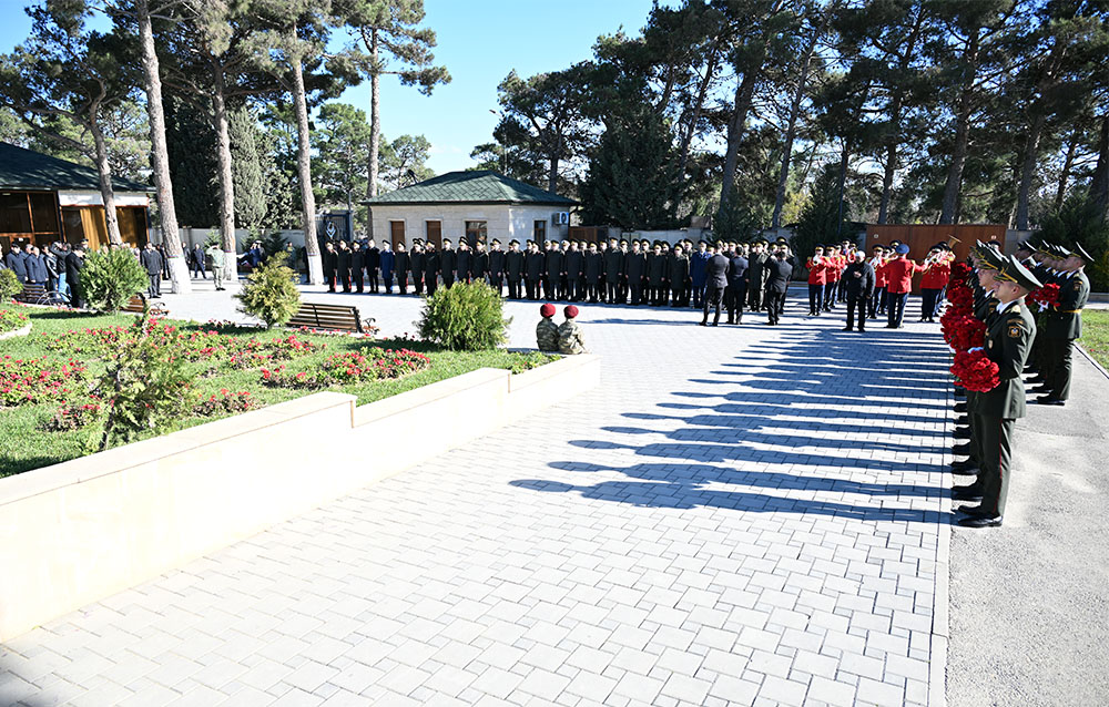 Azerbaijan's MoD visits graves of National Leader, Martyrs ahead of Victory Day (PHOTO)