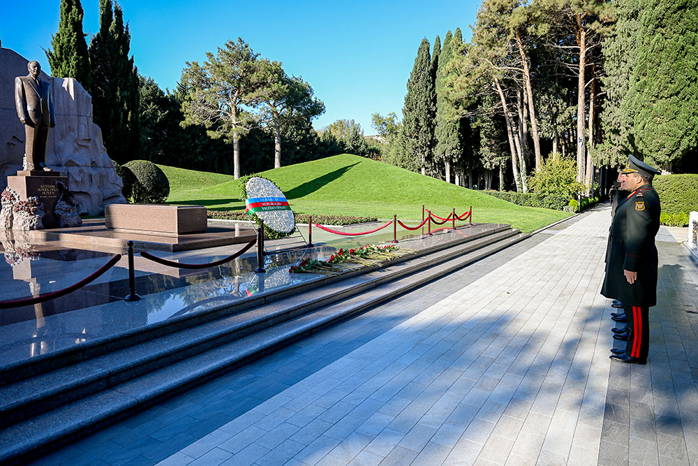 Azerbaijan's MoD visits graves of National Leader, Martyrs ahead of Victory Day (PHOTO)