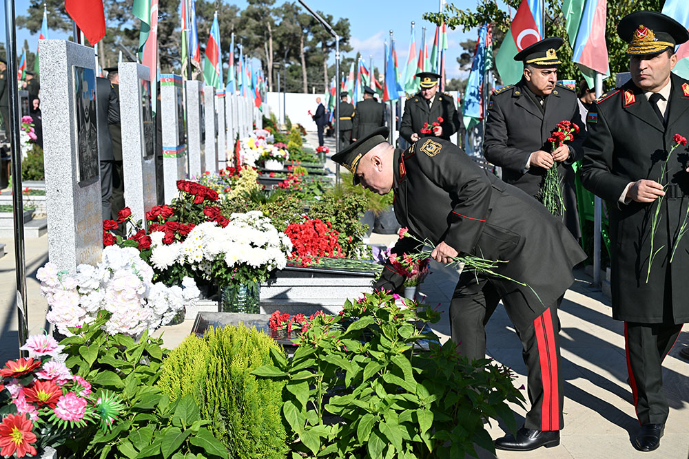 Azerbaijan's MoD visits graves of National Leader, Martyrs ahead of Victory Day (PHOTO)