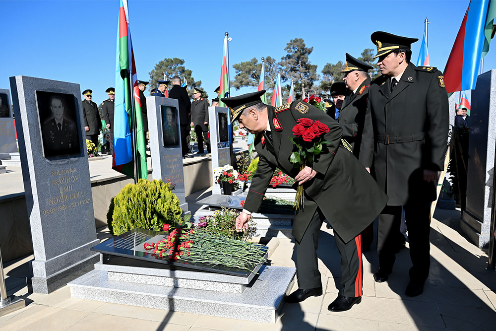 Azerbaijan's MoD visits graves of National Leader, Martyrs ahead of Victory Day (PHOTO)
