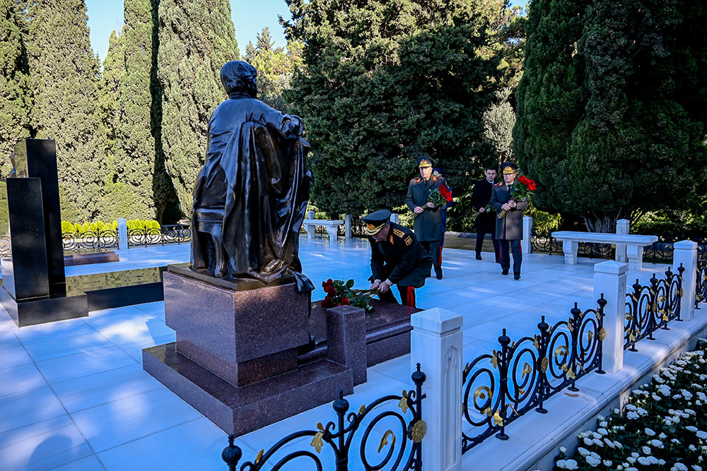 Azerbaijan's MoD visits graves of National Leader, Martyrs ahead of Victory Day (PHOTO)