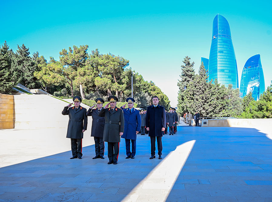 Azerbaijan's MoD visits graves of National Leader, Martyrs ahead of Victory Day (PHOTO)